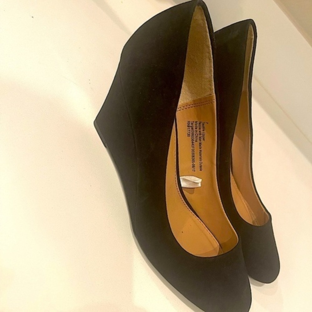 Black wedges